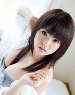 女子露出两个奶头给男子吃